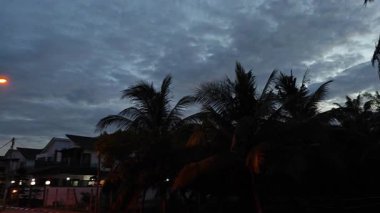 Gece ile mavi saat arasındaki uzaklık, altın ve mavi saat gökyüzü görüntüsü. 