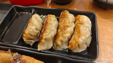 Kızarmış doğu Dim Sum dürümleri ve kıymalı karides eti..