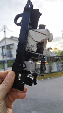 Elinde patlamış ya da bozulmuş bir 160A siyah sigorta taşıyıcısı..