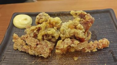 Bir tabak yağda kızartılmış mayonez kremalı yumuşak yengeç..