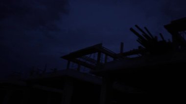 Gece ile mavi saat arasındaki uzaklık, altın ve mavi saat gökyüzü görüntüsü. 