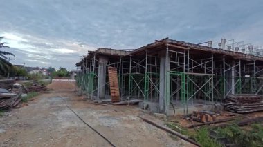 Hala inşaat halindeki konutların çevresindeki görüntüler.. 