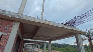 Hala inşaat halindeki konutların çevresindeki görüntüler.. 