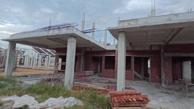 Hala inşaat halindeki konutların çevresindeki görüntüler.. 