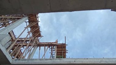 Hala inşaat halindeki konutların çevresindeki görüntüler.. 