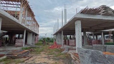 Hala inşaat halindeki konutların çevresindeki görüntüler.. 