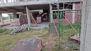 Hala inşaat halindeki konutların çevresindeki görüntüler.. 
