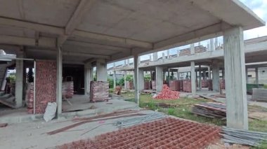 Hala inşaat halindeki konutların çevresindeki görüntüler.. 