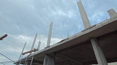 Hala inşaat halindeki konutların çevresindeki görüntüler.. 