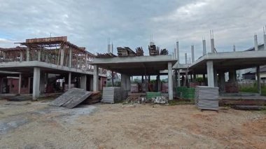 Hala inşaat halindeki konutların çevresindeki görüntüler.. 