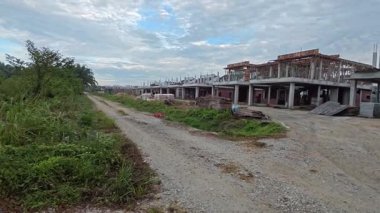 Hala inşaat halindeki konutların çevresindeki görüntüler.. 