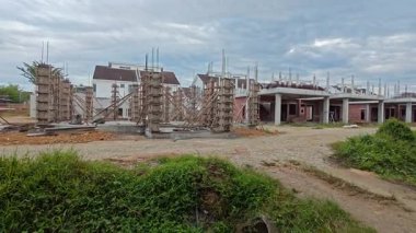 Hala inşaat halindeki konutların çevresindeki görüntüler.. 