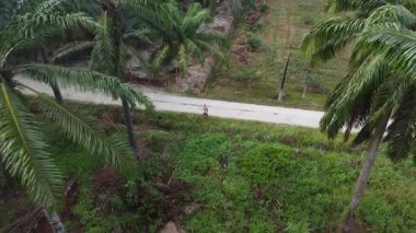 Hala yapım aşamasında olan boş arazinin etrafında insansız hava aracı uçuran bir adamın hava görüntüleri..  