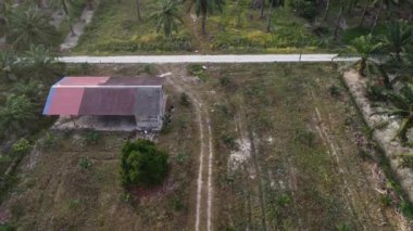 Hala yapım aşamasında olan boş arazinin etrafında insansız hava aracı uçuran bir adamın hava görüntüleri..  