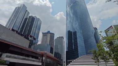 Kuala Lumpur, Malezya. Temmuz 01.2025: Kuala Lumpur 'un finans bölgesi olan Tun Razak 106 bölgesi olarak bilinen TRX kulesine yakın sokaktan uzaklık görüntüsü.