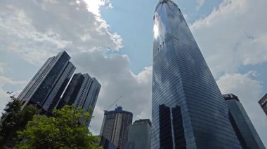 Kuala Lumpur, Malezya. Temmuz 01.2025: Kuala Lumpur 'un finans bölgesi olan Tun Razak 106 bölgesi olarak bilinen TRX kulesine yakın sokaktan uzaklık görüntüsü.