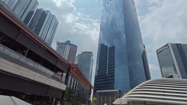 Kuala Lumpur, Malezya. Temmuz 01.2025: Kuala Lumpur 'un finans bölgesi olan Tun Razak 106 bölgesi olarak bilinen TRX kulesine yakın sokaktan uzaklık görüntüsü.