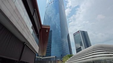 Kuala Lumpur, Malezya. Temmuz 01.2025: Kuala Lumpur 'un finans bölgesi olan Tun Razak 106 bölgesi olarak bilinen TRX kulesine yakın sokaktan uzaklık görüntüsü.