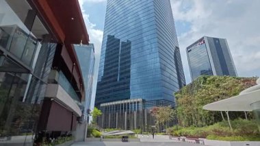 Kuala Lumpur, Malezya. Temmuz 01.2025: Kuala Lumpur 'un finans bölgesi olan Tun Razak 106 bölgesi olarak bilinen TRX kulesine yakın sokaktan uzaklık görüntüsü.