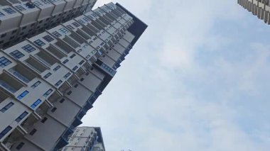 Kuala Lumpur, Malezya. 30 Haziran 2025: Güzel manzara ve Puchong Jaya 'daki Gökyüzü Apartman Parkı etrafındaki devasa binalar.