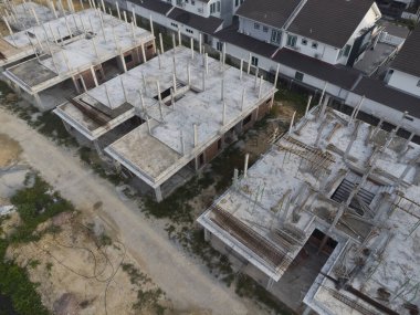 İnşaat alanının etrafındaki evleri gösteren hava manzarası.. 