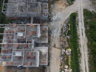 İnşaat alanının etrafındaki evleri gösteren hava manzarası.. 