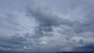 Eski ve yeni binalar filizlenen kırsal patika yolunun çevresel manzarası..