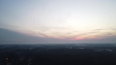 Sabahın erken saatlerinde mavi gökyüzü yerleşim alanının dışında..      