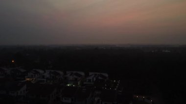 Sabahın erken saatlerinde mavi gökyüzü yerleşim alanının dışında..      