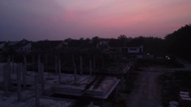 Sabahın erken saatlerinde mavi gökyüzü yerleşim alanının dışında..      