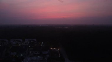 Sabahın erken saatlerinde mavi gökyüzü yerleşim alanının dışında..      