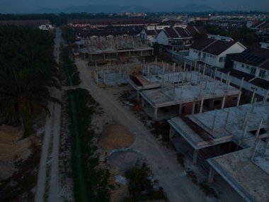 Yerleşim alanının dışında gökyüzü altın saat şafağı.  