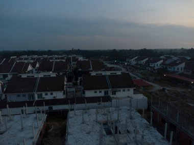 Yerleşim alanının dışında gökyüzü altın saat şafağı.  