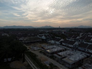 Yerleşim alanının dışında gökyüzü altın saat şafağı.  