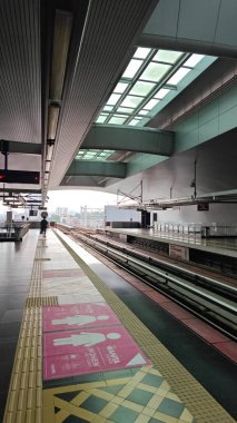 Kuala Lumpur, Malezya. 01 Temmuz 2025: Kuala Lumpur kentsel tren istasyonundaki KLCC orta kapasiteli hafif hızlı tren (LRT) içinde ve dışarıda bekleyen yolcuların görüntüsü.