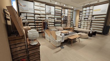 Kuala Lumpur, Malezya. Temmuz 01.2025: Muji markaları mağazası - giyim ve ev eşyaları da dahil olmak üzere çok çeşitli jenerik ürünlere sahip Japon perakendecisi 106..   