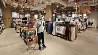 Kuala Lumpur, Malezya. Temmuz 01.2025: Muji markaları mağazası - giyim ve ev eşyaları da dahil olmak üzere çok çeşitli jenerik ürünlere sahip Japon perakendecisi 106..   