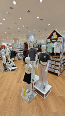 Kuala Lumpur, Malezya. Temmuz 01.2025: Unisex giyim mağazası farklı cinsiyetlere ve boyutlara sahip, Uniqlo marka mağazalarında en son moda giyim mağazası, 106.