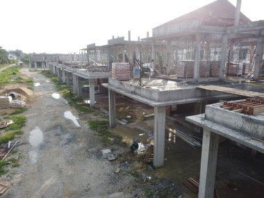 Yapım aşamasında olan çift katlı evlerin yukarıdan aşağıya bakımı.