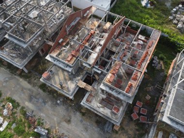 Yapım aşamasında olan çift katlı evlerin yukarıdan aşağıya bakımı.