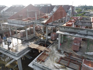 Yapım aşamasında olan çift katlı evlerin yukarıdan aşağıya bakımı.