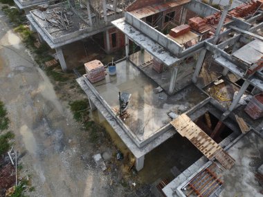 Yapım aşamasında olan çift katlı evlerin yukarıdan aşağıya bakımı.