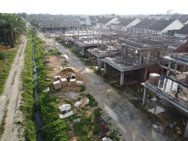 Yapım aşamasında olan çift katlı evlerin yukarıdan aşağıya bakımı.