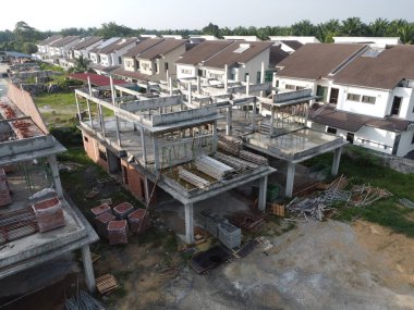 Yapım aşamasında olan çift katlı evlerin yukarıdan aşağıya bakımı.