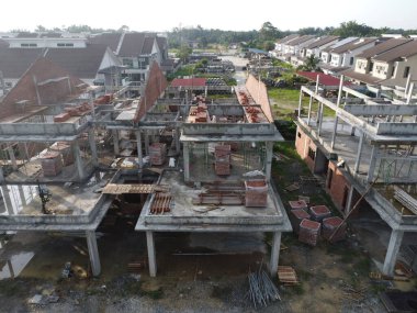 Yapım aşamasında olan çift katlı evlerin yukarıdan aşağıya bakımı.