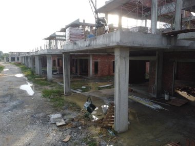 Yapım aşamasında olan çift katlı evlerin yukarıdan aşağıya bakımı.