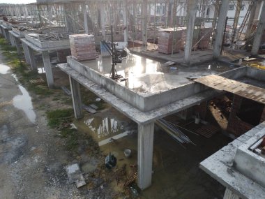 Yapım aşamasında olan çift katlı evlerin yukarıdan aşağıya bakımı.