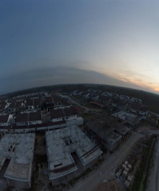 Kırsal patika çevresindeki gökyüzü manzarası filizlenen çıkış ve inşaat binaları altında.  