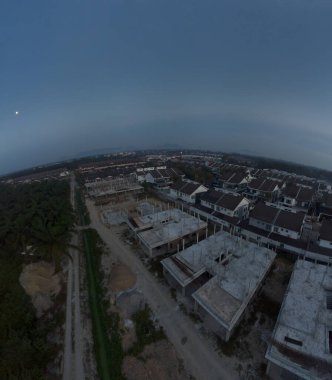 Kırsal patika çevresindeki gökyüzü manzarası filizlenen çıkış ve inşaat binaları altında.  