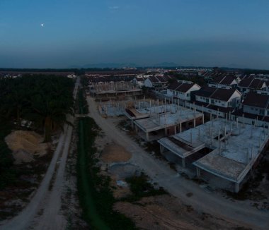 Kırsal patika çevresindeki gökyüzü manzarası filizlenen çıkış ve inşaat binaları altında.  